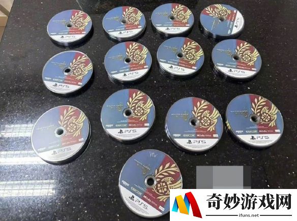 女子贴身绑藏156张怪物猎人光盘