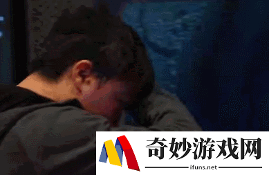 《英雄联盟/LOL》S7失利后Uzi首开直播“吃鸡” 人气夸张被讽不务正业