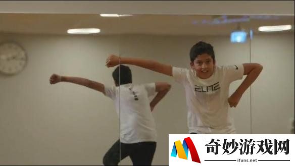 《堡垒之夜》舞蹈在国外非常火爆 家长专门给孩子报课外班学跳《堡垒之夜》舞蹈！